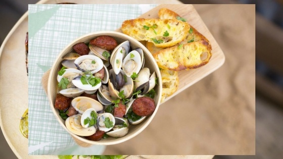 Suzuki_Beer-steamed clams with chorizo and garlic bread