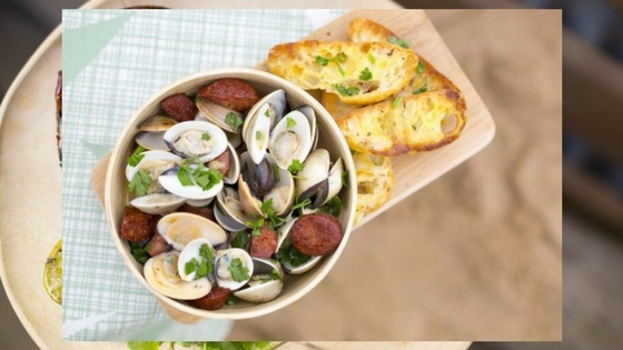 Suzuki_Beer-steamed clams with chorizo and garlic bread.jpg